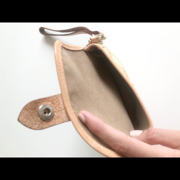 Dooney and Bourke wrist clutch - Picture 4 of 7